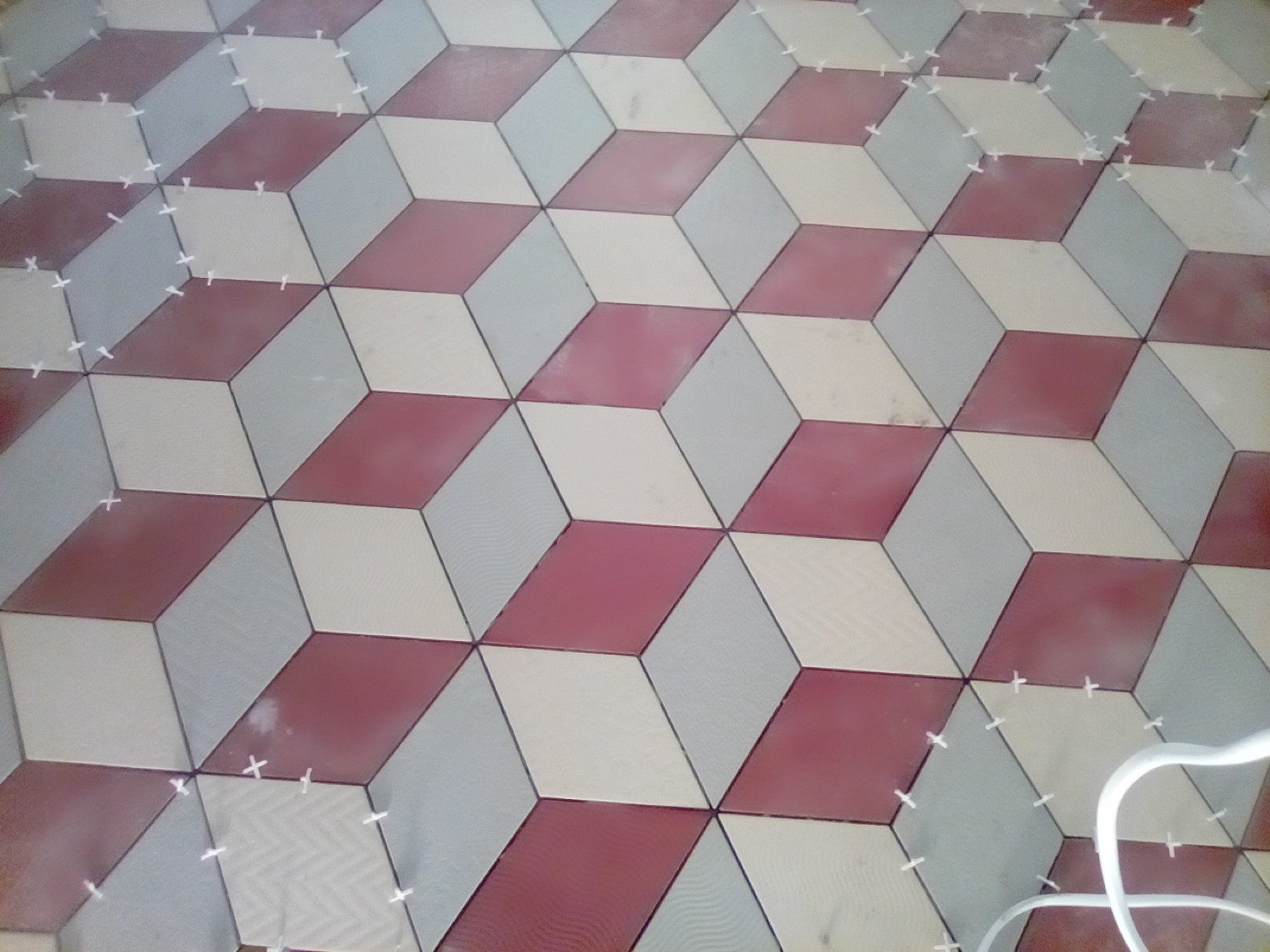 Dekoracyjna posadzka z geometrycznych kafli
